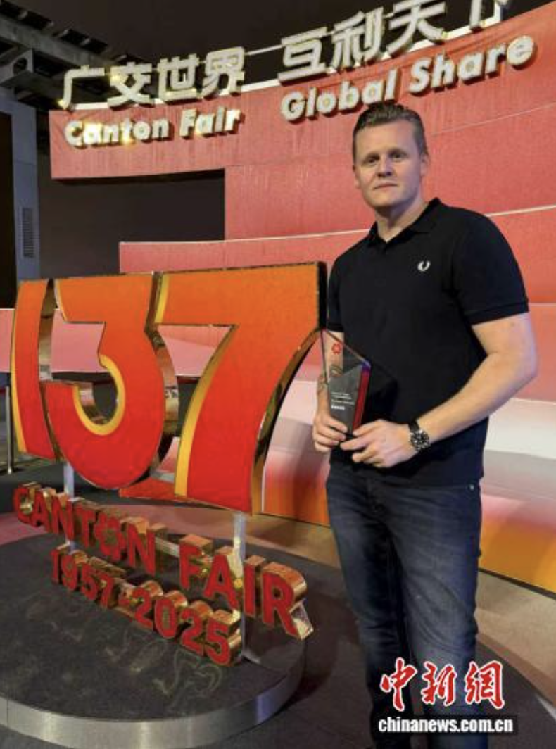 Lyden Smithers receiving Canton Fair Award